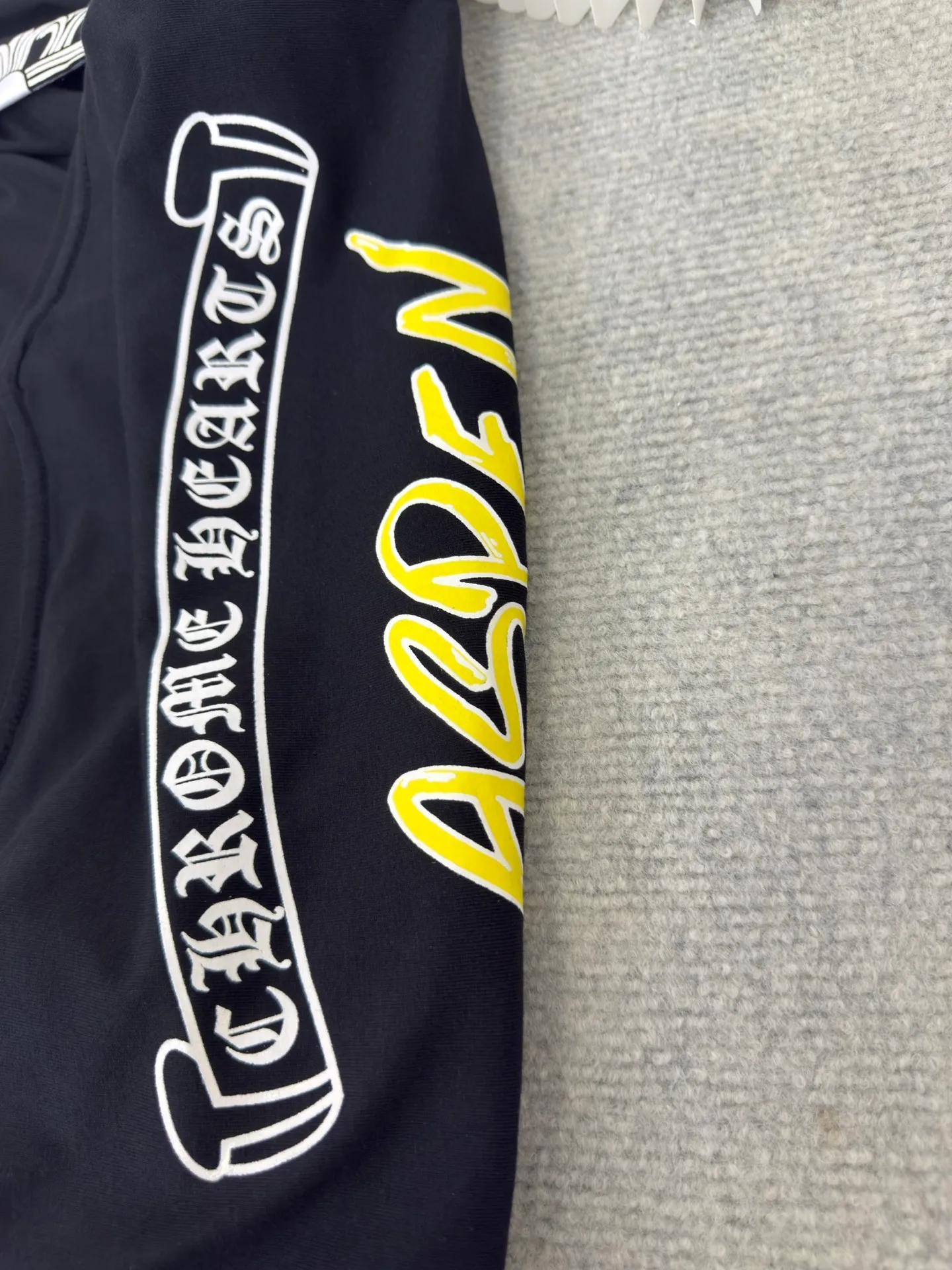 P310 Chrome Hear Aspen Graffiti Limited Long Sleeve The fabric is made of 26-woven 220g cotton material. The printing is ink printing. Customized accessories. Size S M L
